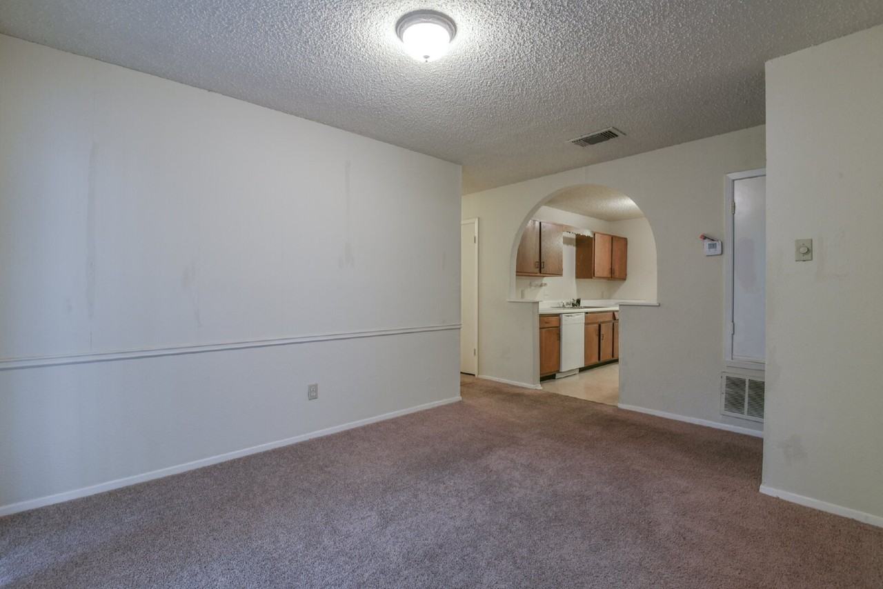 23027 Banquo Dr - Photo 5 of 17