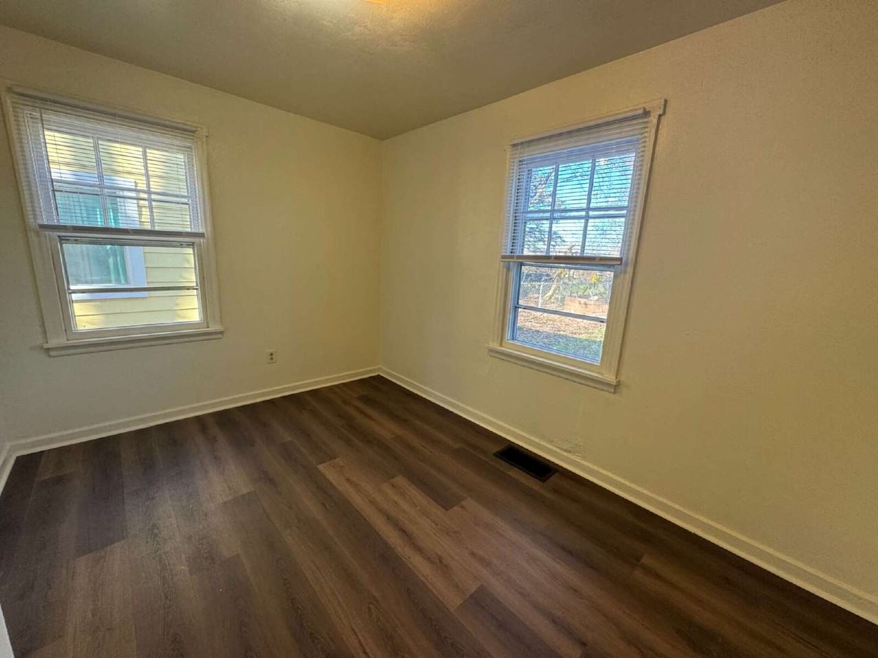 2205 Montgomery Ln - Photo 4 of 17