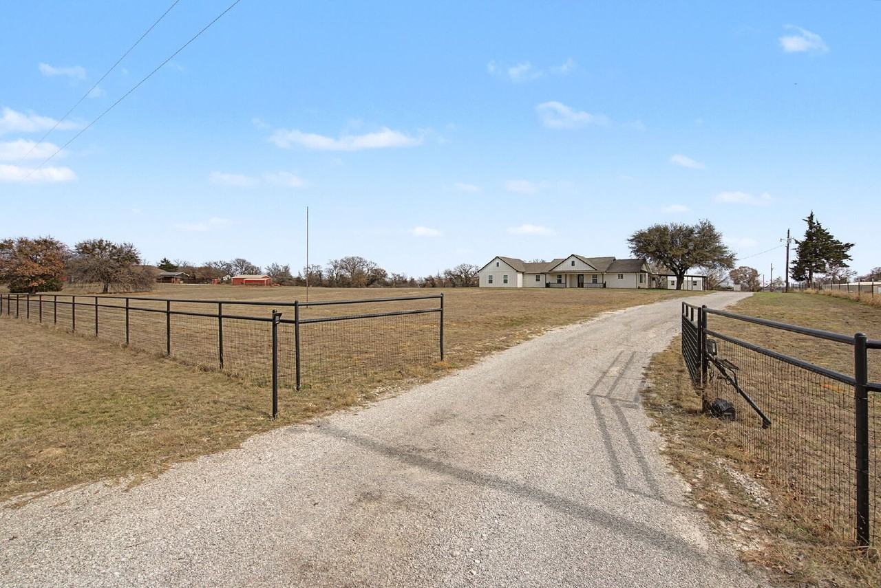 192 Riverside Dr - Photo 2 of 33