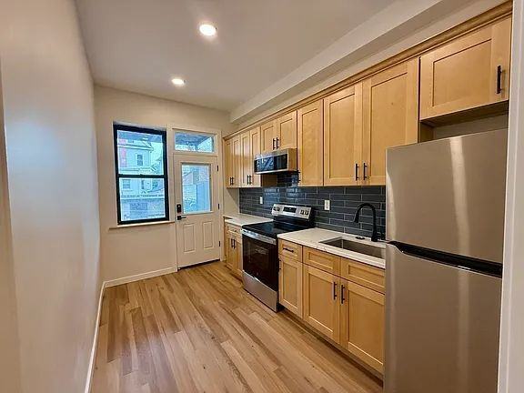 139 Autumn Ave - Photo 3 of 5