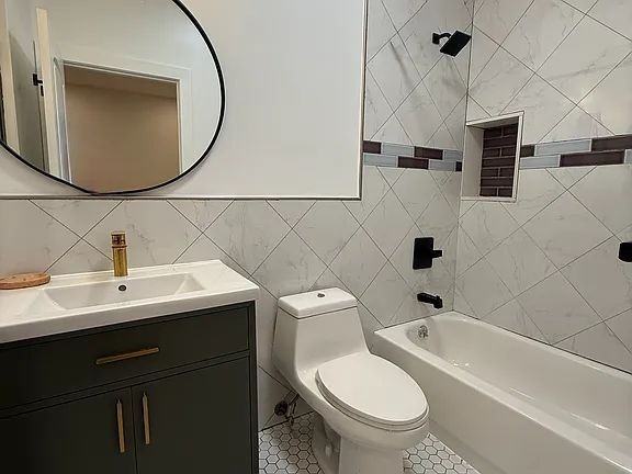 139 Autumn Ave - Photo 4 of 5