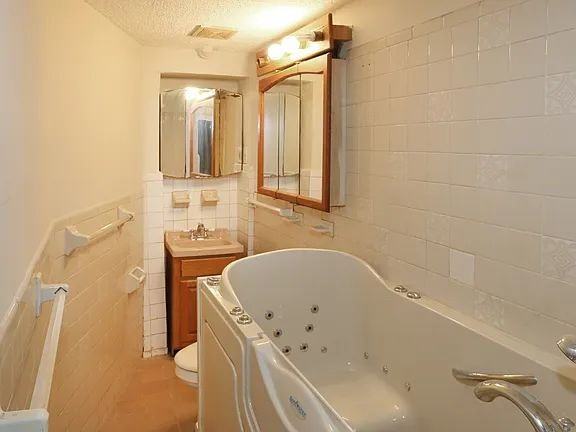 292 Putnam Ave - Photo 4 of 9