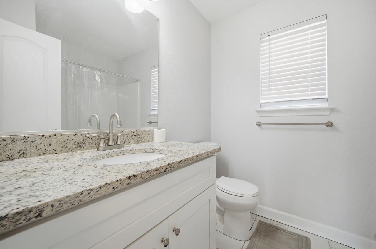 236 Patterson Ave - Photo 4 of 33