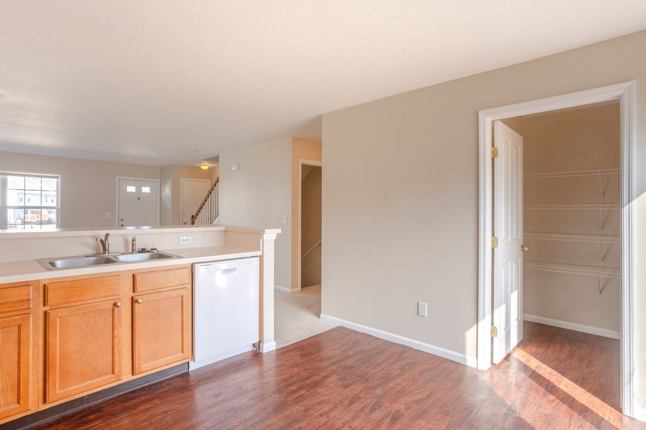 976 Hartford Village Blvd - Photo 4 of 22