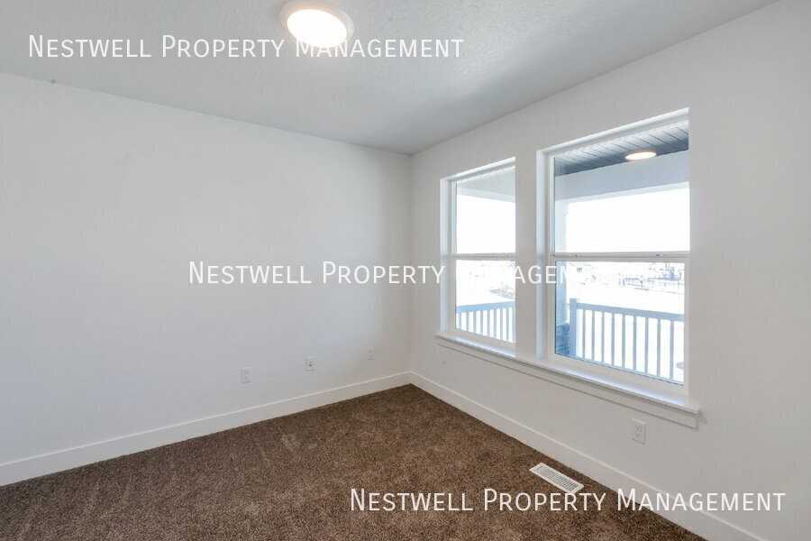 694 N Gillan Dr - Photo 2 of 31