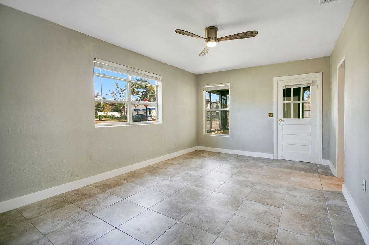 541 N Capen Ave - Photo 2 of 14