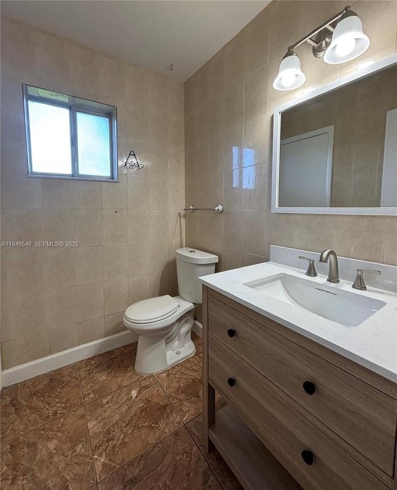 1399 Sussex Drive - Photo 3 of 10