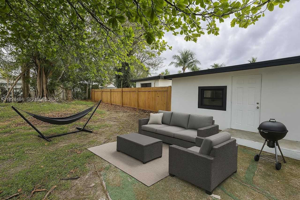 830 Southwest 6th Street #C - Photo 5 of 12