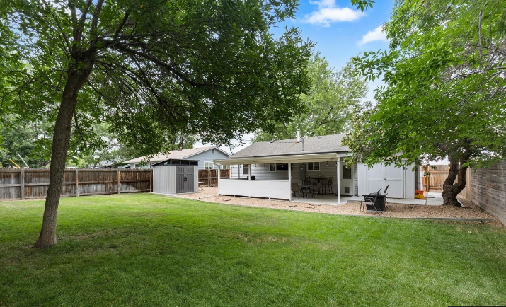 2105 S Hazel Ct - Photo 6 of 19