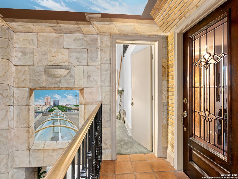 211 N Presa St #2 - Photo 4 of 17