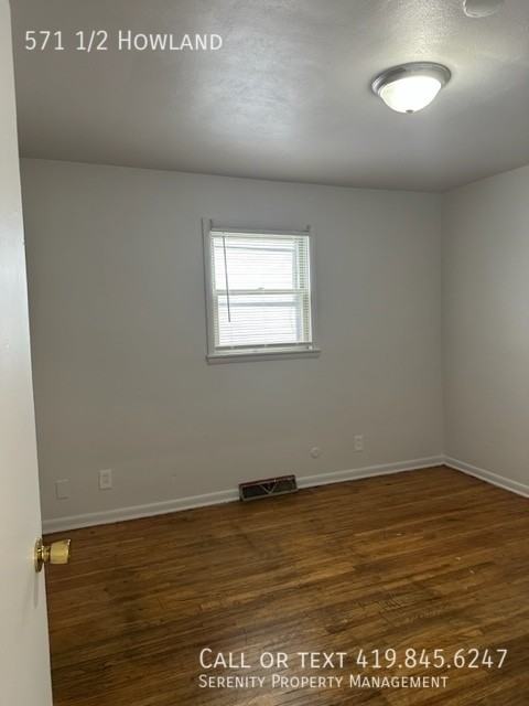 571 1/2 Howland Ave #2 - Photo 4 of 9