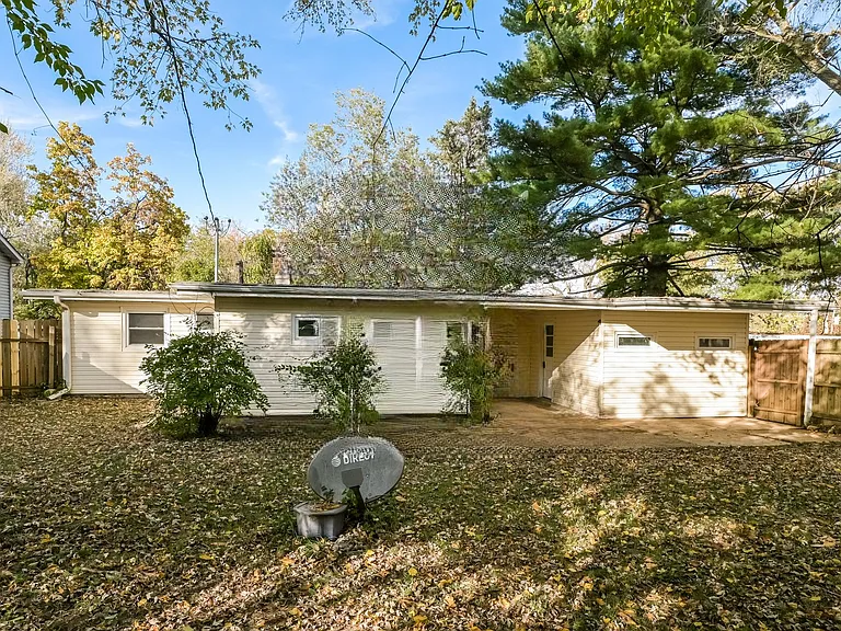 24 Saint Laurence Dr #1 - Photo 3 of 9