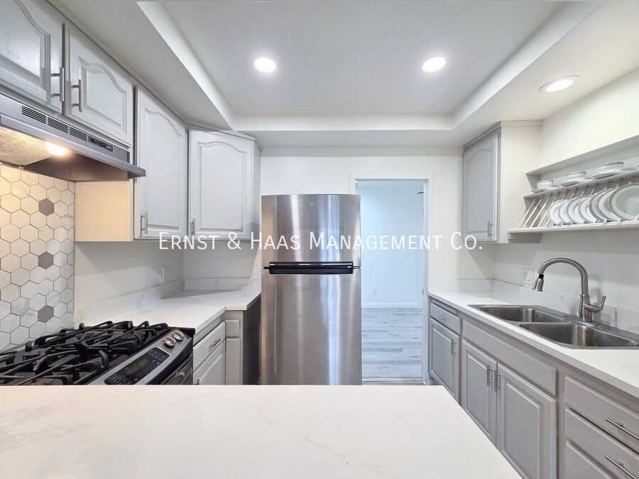 1084 Walnut Ave - Photo 7 of 23