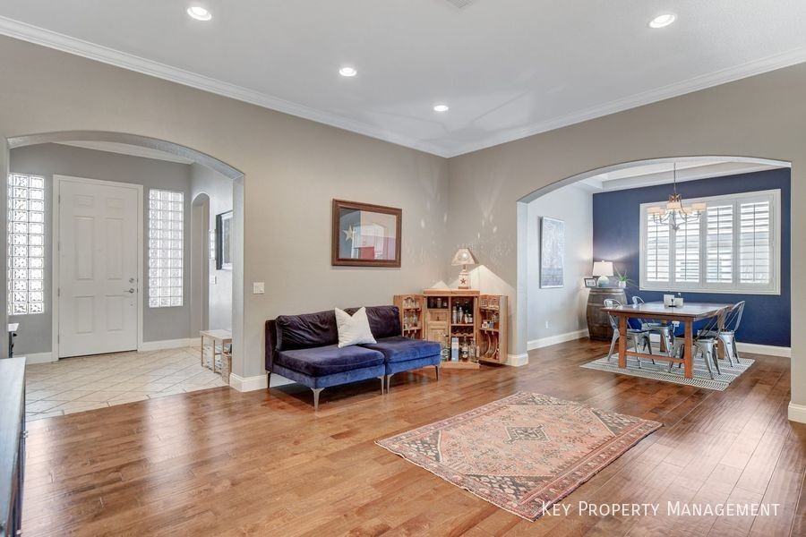 10553 Linderhof Ave - Photo 3 of 20