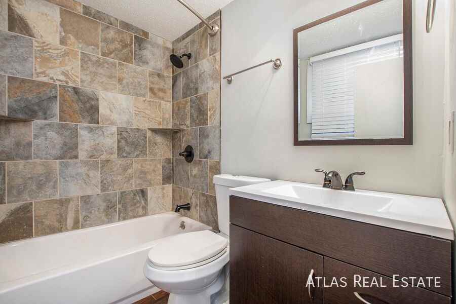 5335 Reeds Rd - Photo 6 of 17