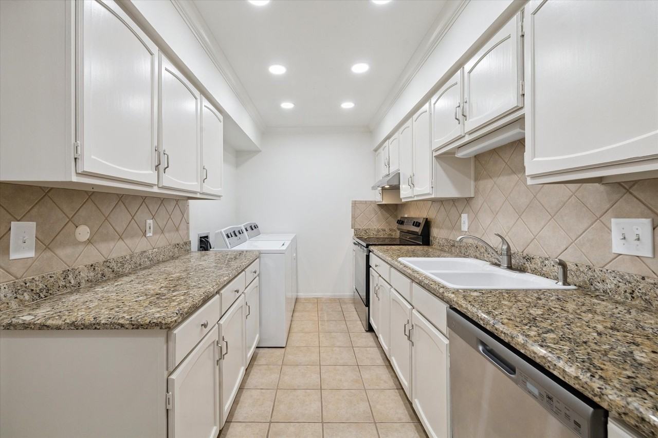 353 N Post Oak Ln #353-627 - Photo 3 of 19