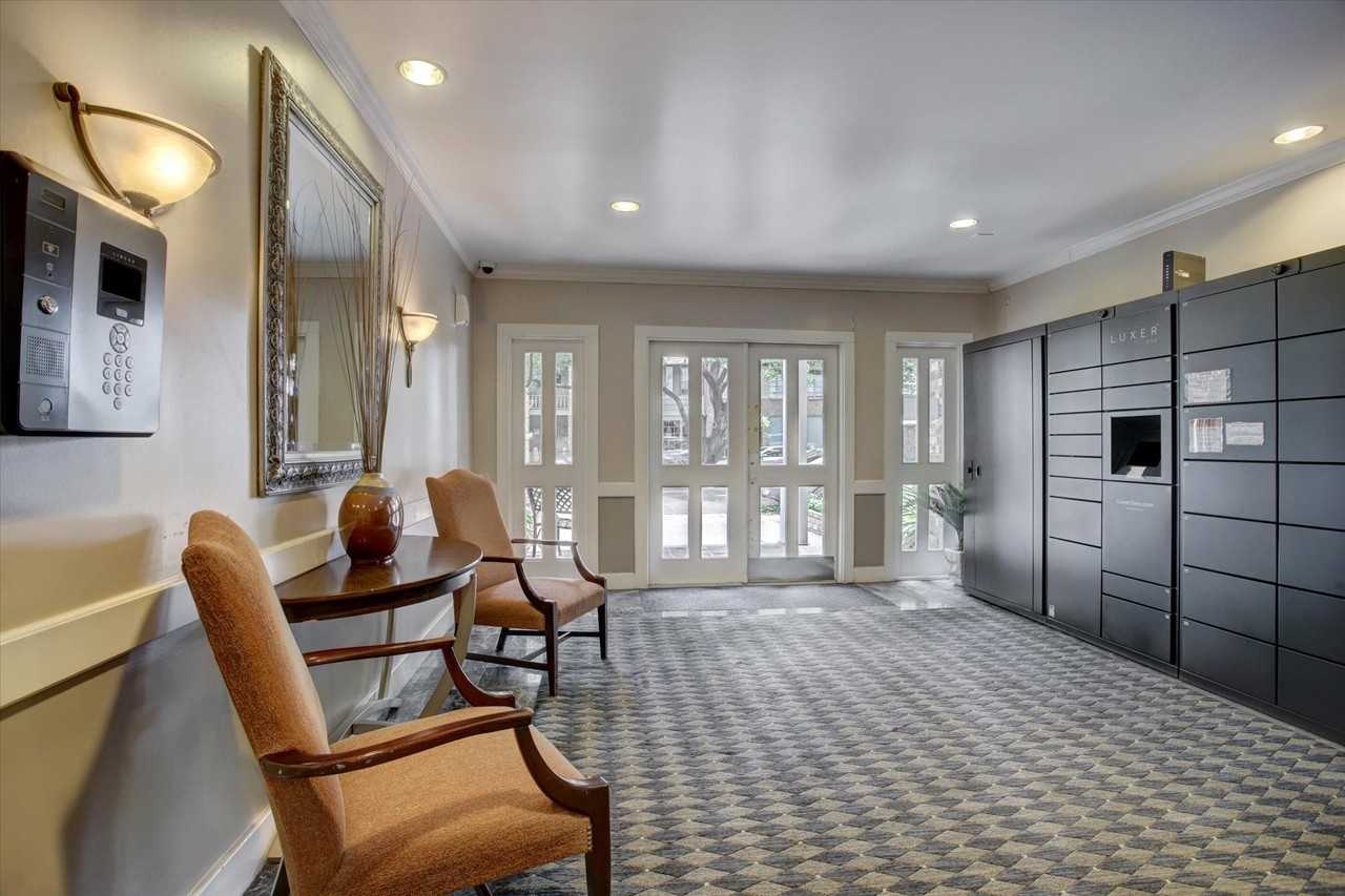 353 N Post Oak Ln #353-627 - Photo 4 of 19