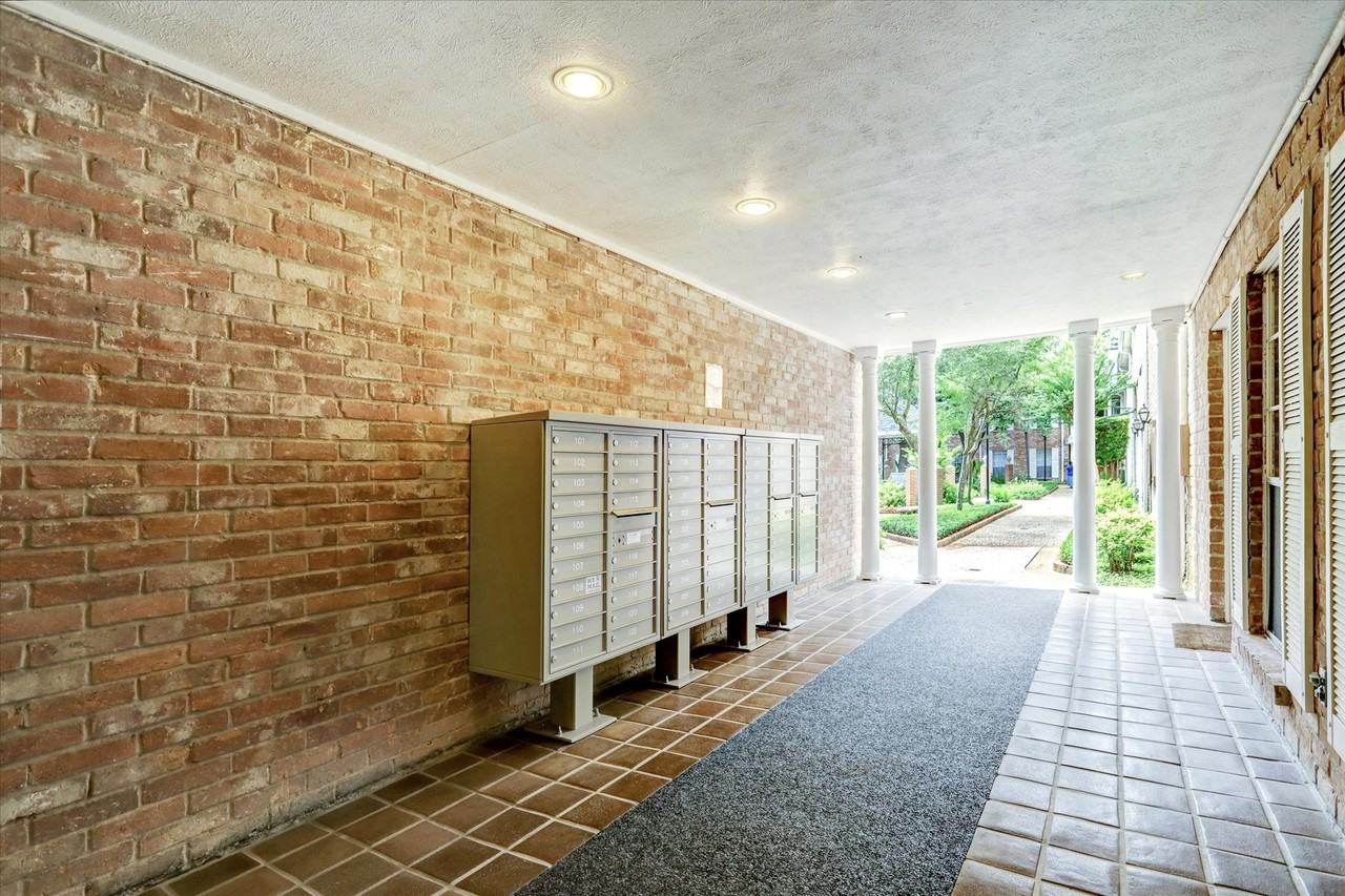 353 N Post Oak Ln #353-627 - Photo 5 of 19