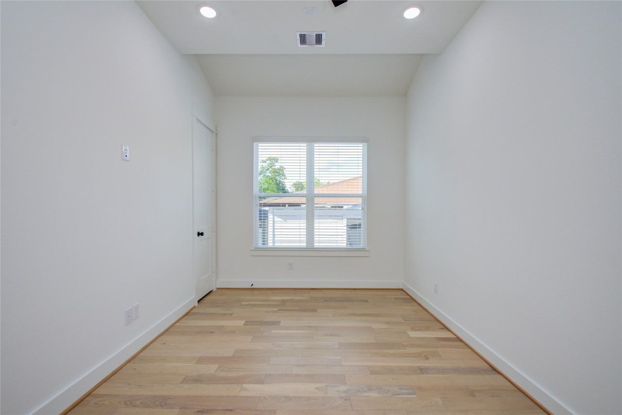 3206 Live Oak St #3206 - Photo 4 of 35