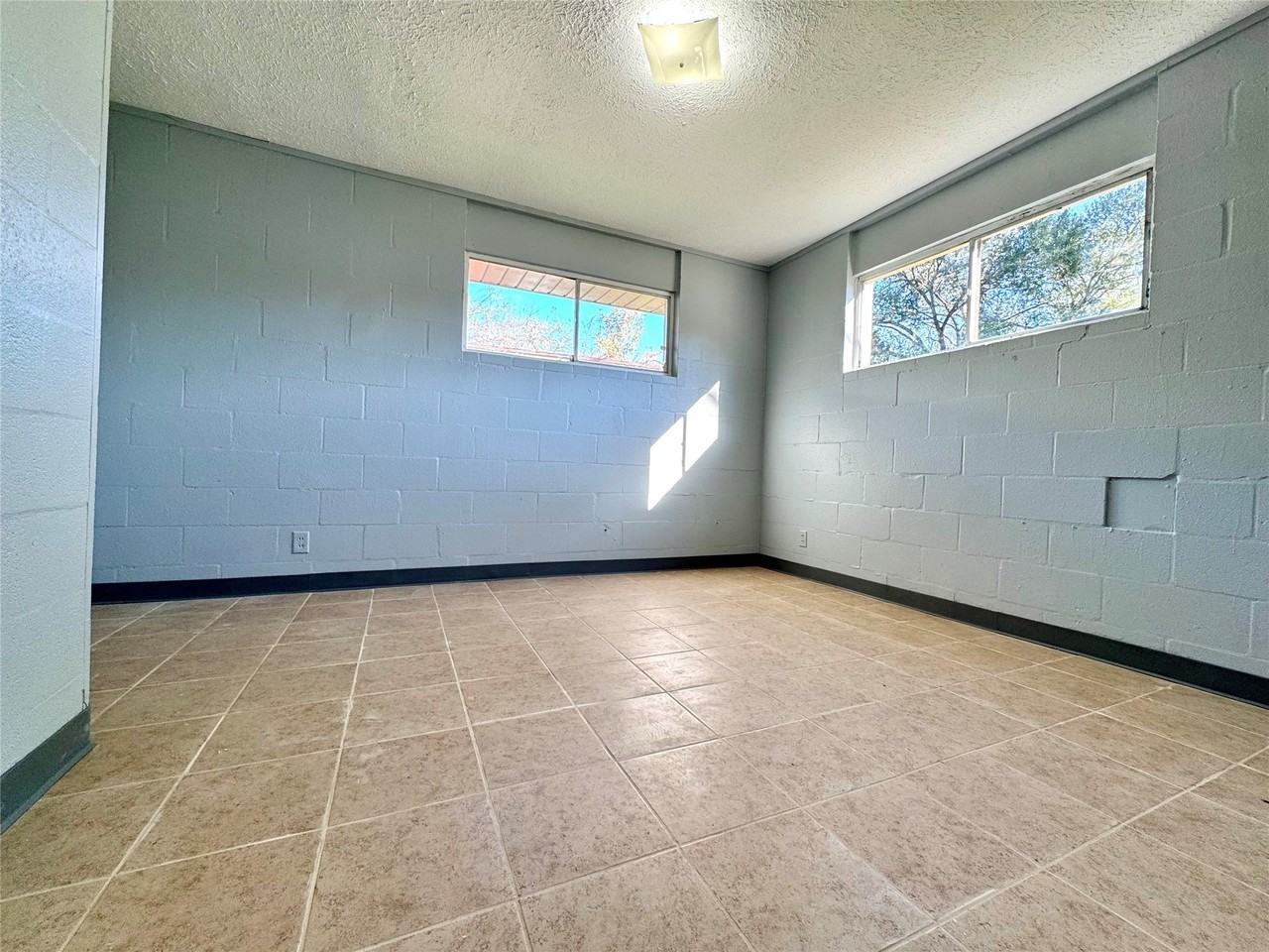 425 E Park St #425 - Photo 5 of 27