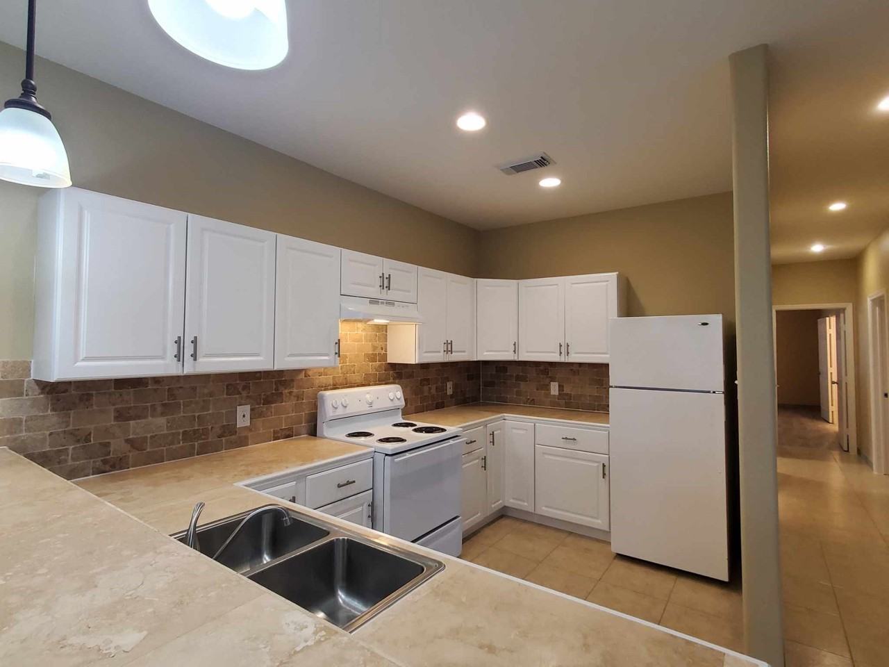 527 12th St #527 - Photo 4 of 30