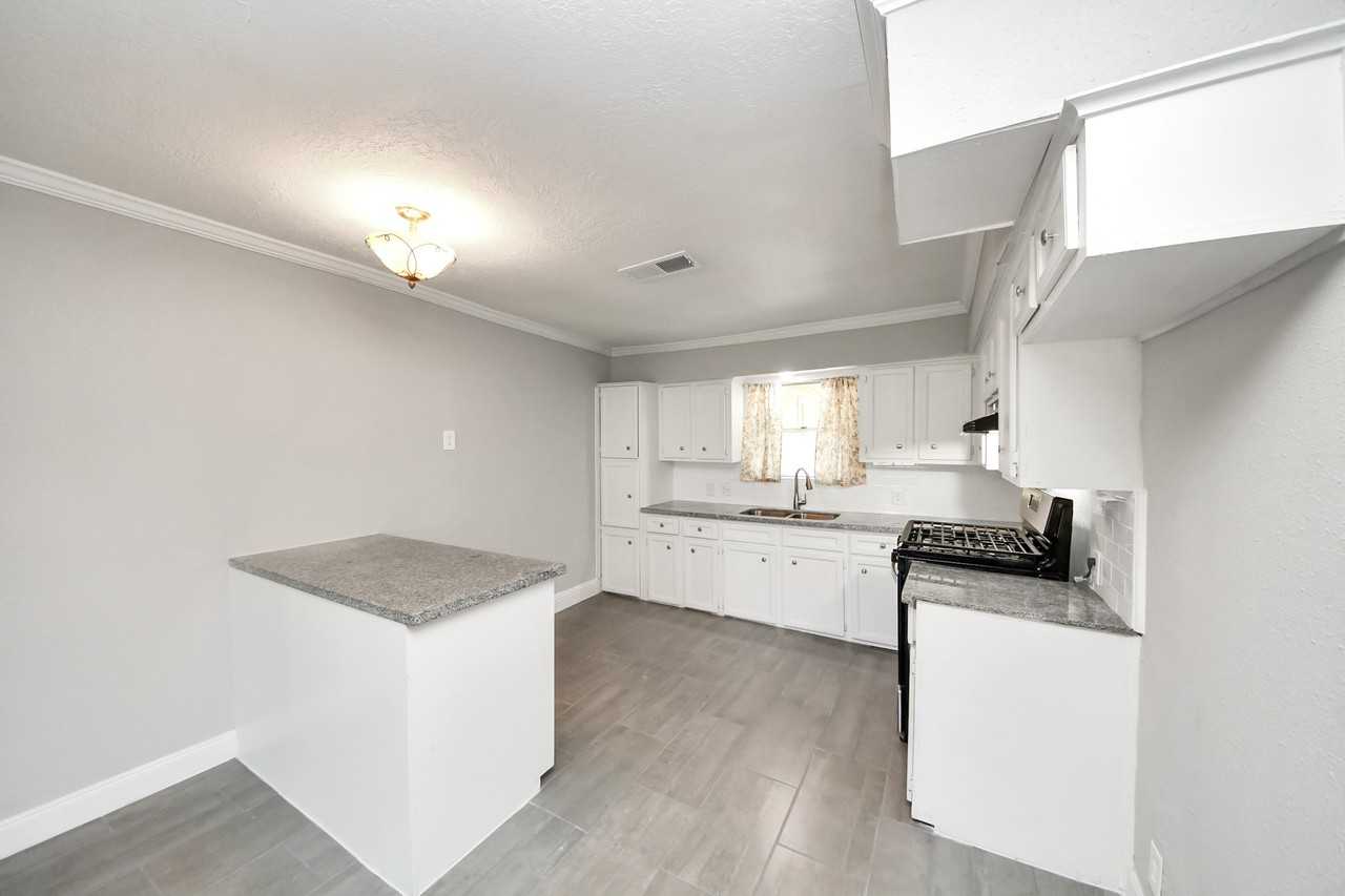 1222 Bernard St #1222 - Photo 3 of 39