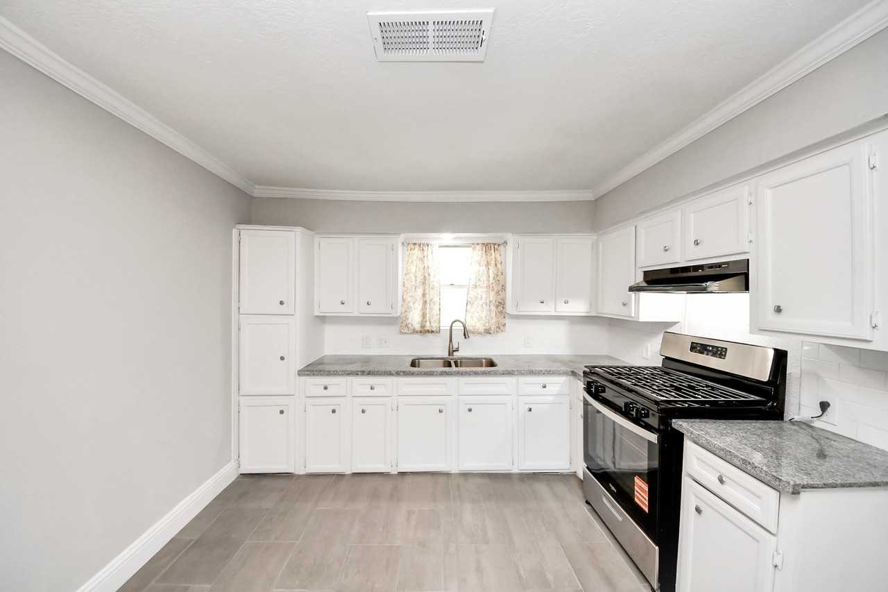 1222 Bernard St #1222 - Photo 4 of 39