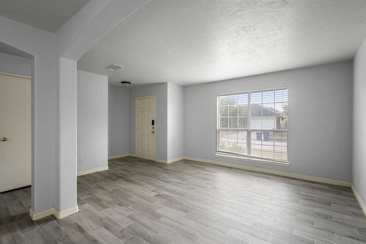 29115 Foxingham Cir #29115 - Photo 2 of 26