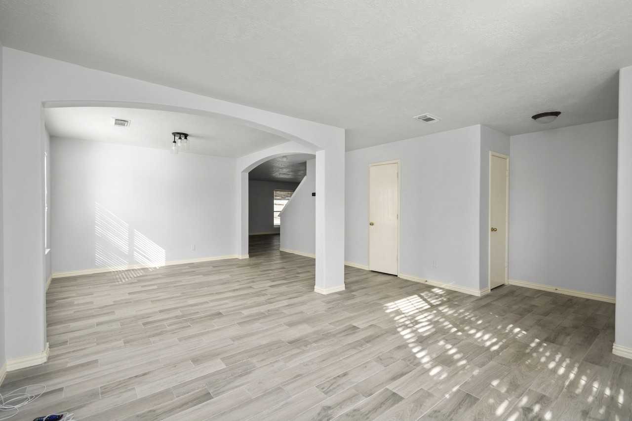 29115 Foxingham Cir #29115 - Photo 3 of 26