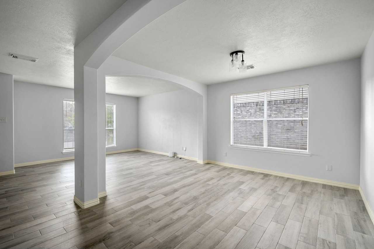 29115 Foxingham Cir #29115 - Photo 4 of 26