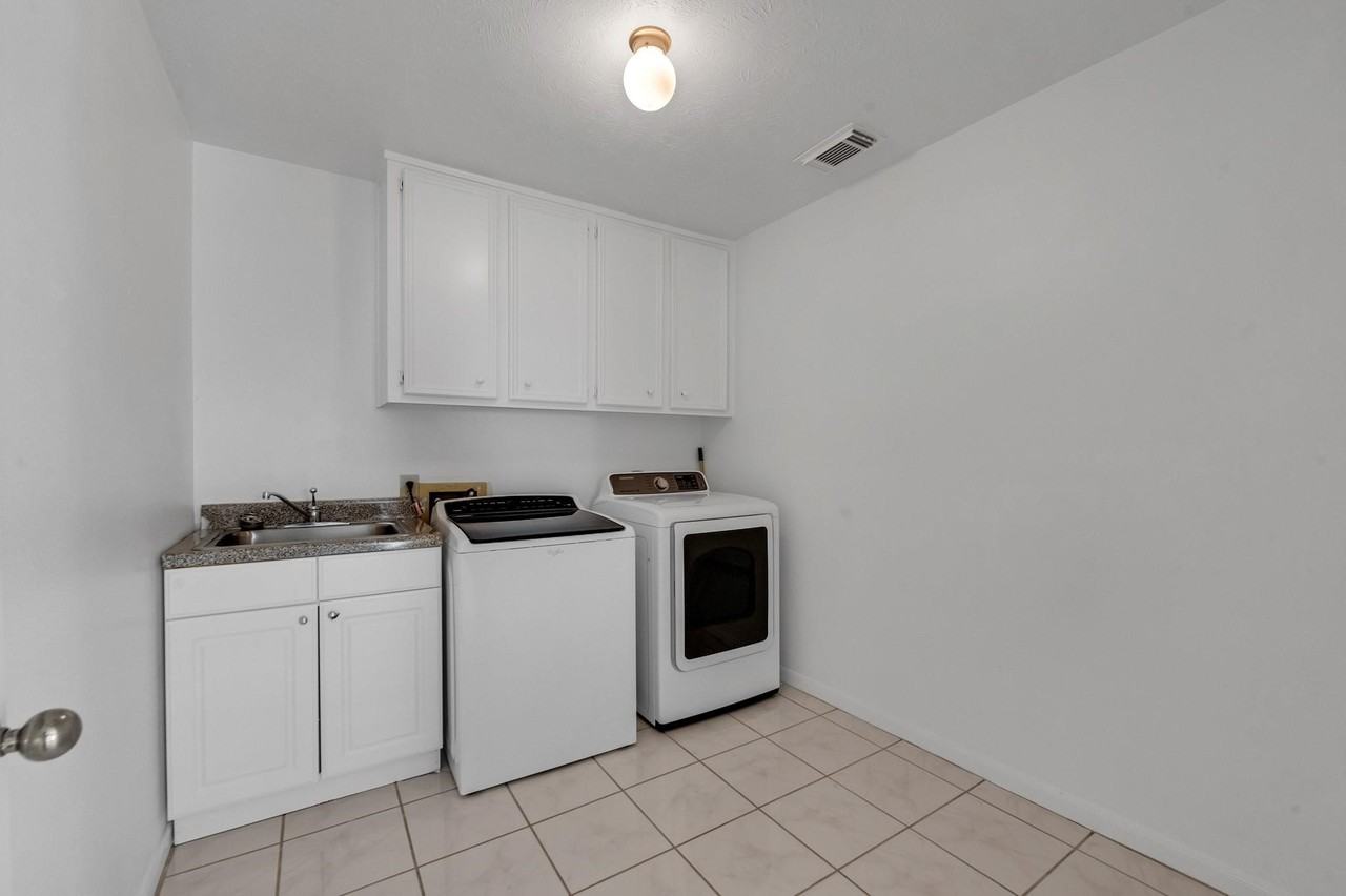 4422 Warwick Dr #4422 - Photo 5 of 31