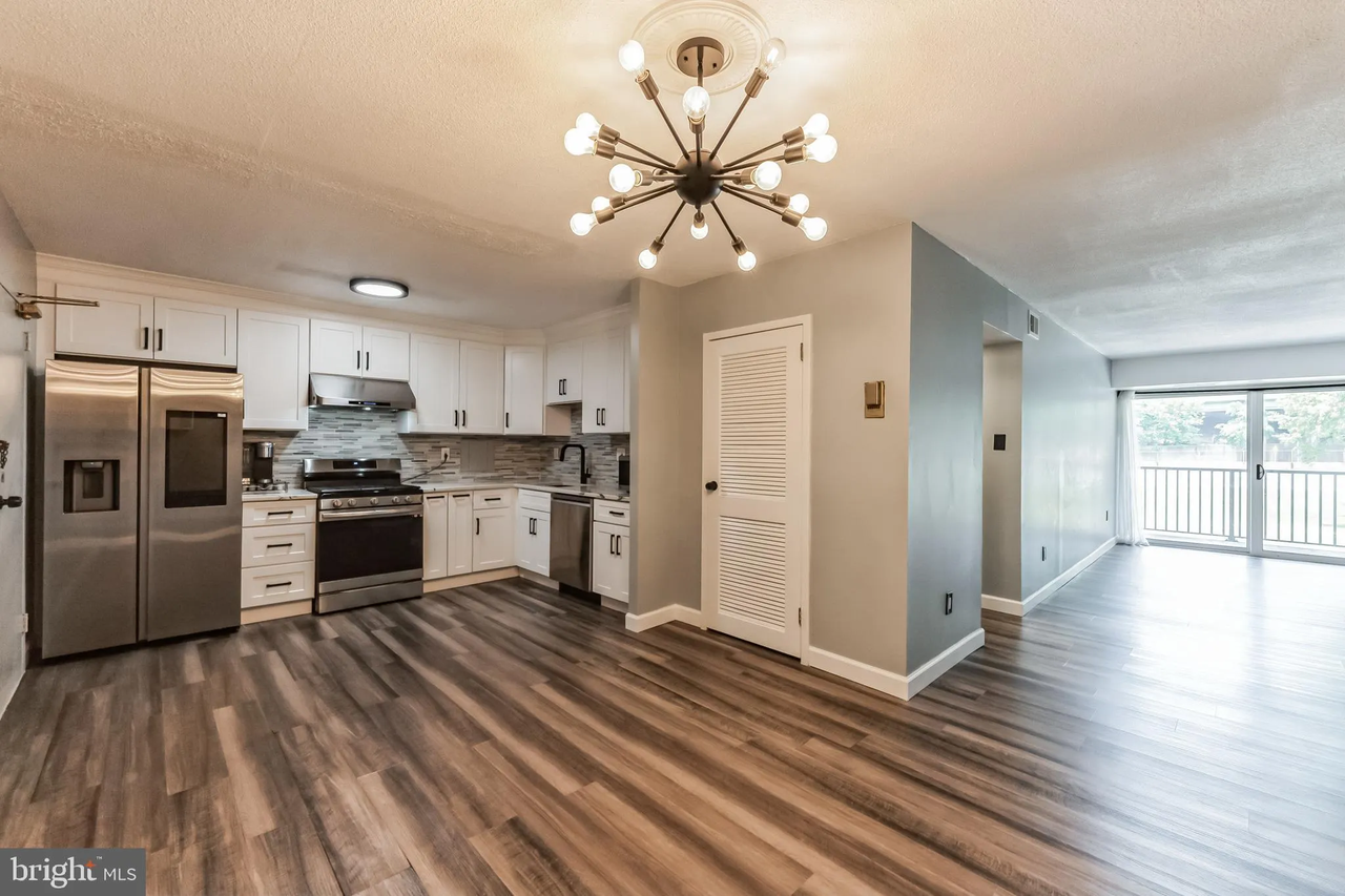 1300 Army Navy Dr #105 - Photo 2 of 17