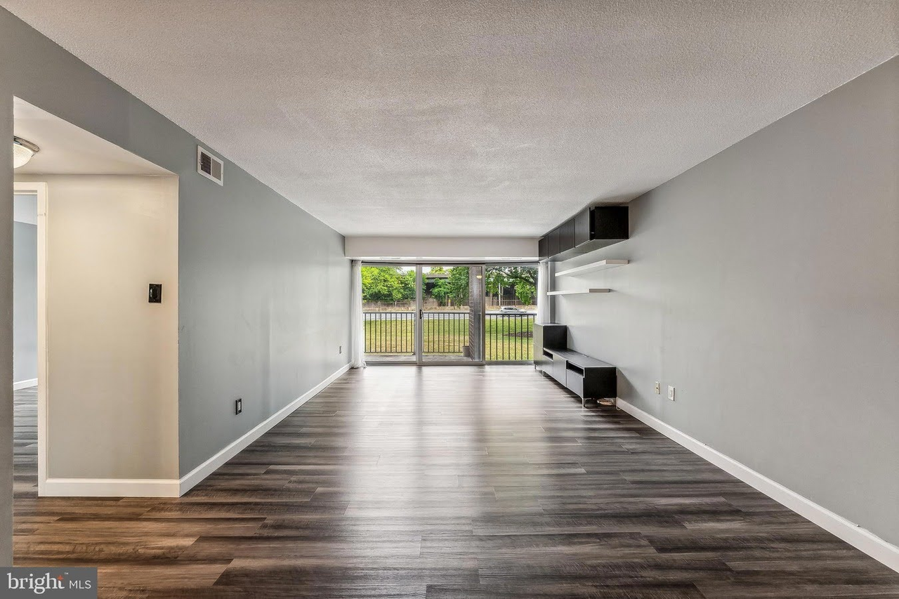 1300 Army Navy Dr #105 - Photo 3 of 17