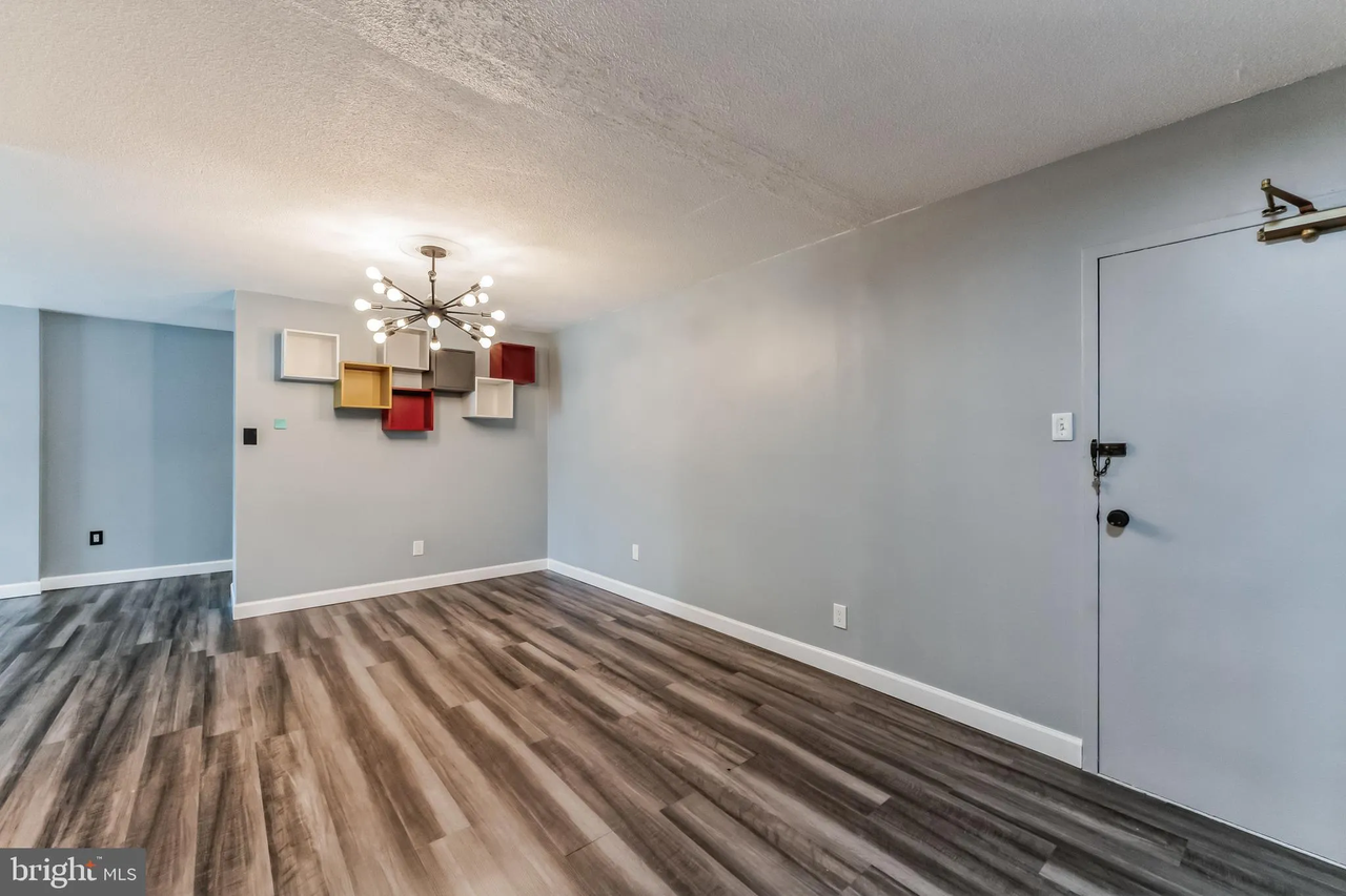 1300 Army Navy Dr #105 - Photo 4 of 17