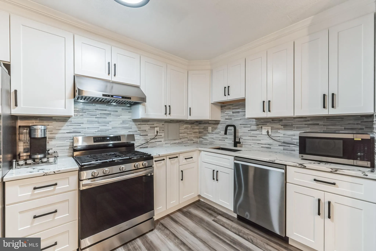 1300 Army Navy Dr #105 - Photo 6 of 17