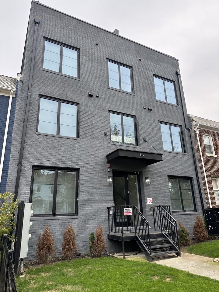 217 20th St Ne #1 - Photo 2 of 29