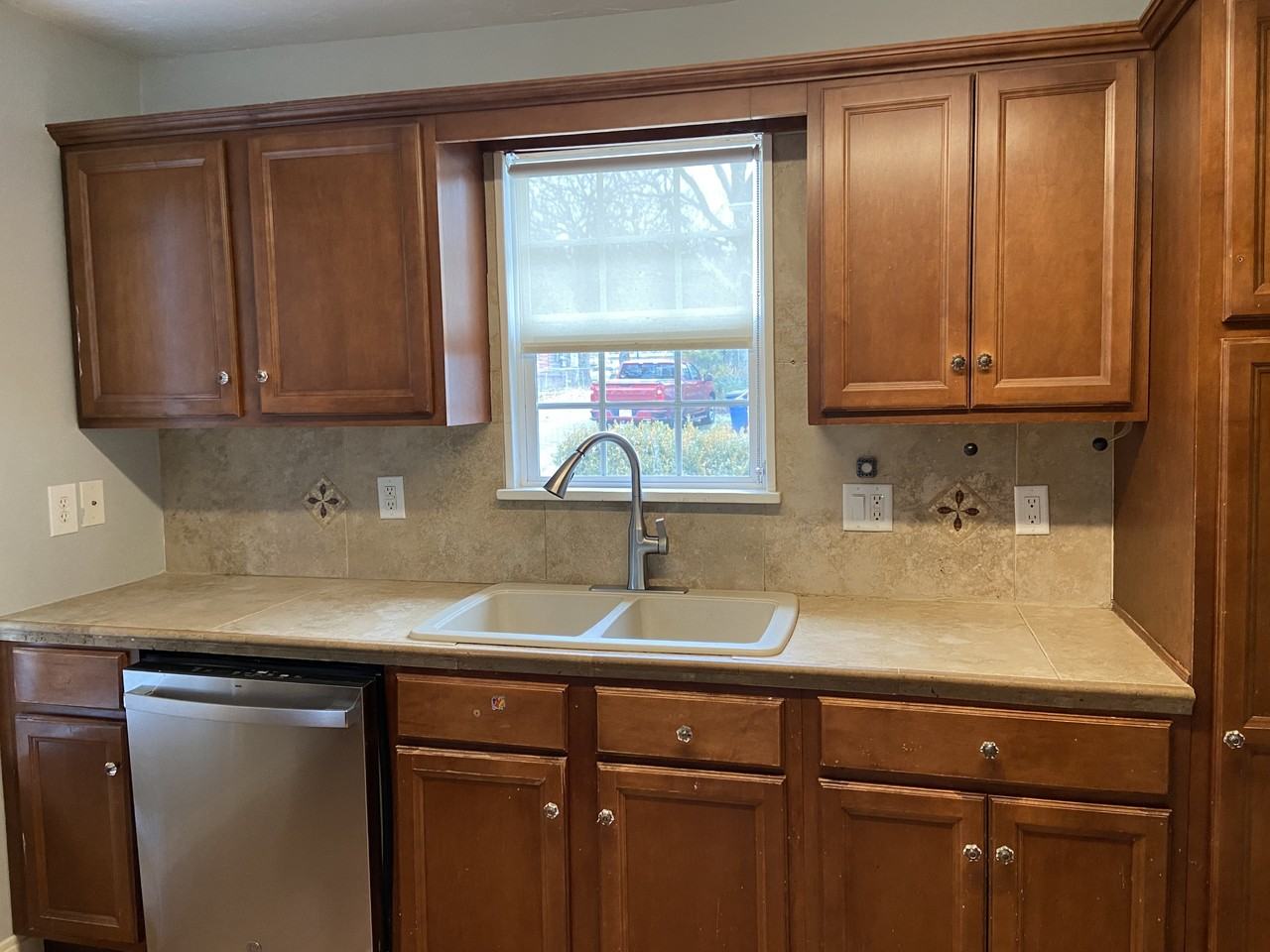 915 W 47th St #1 - Photo 3 of 30