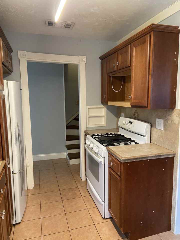 915 W 47th St #1 - Photo 4 of 30