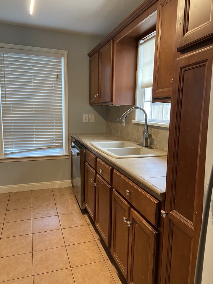 915 W 47th St #1 - Photo 5 of 30