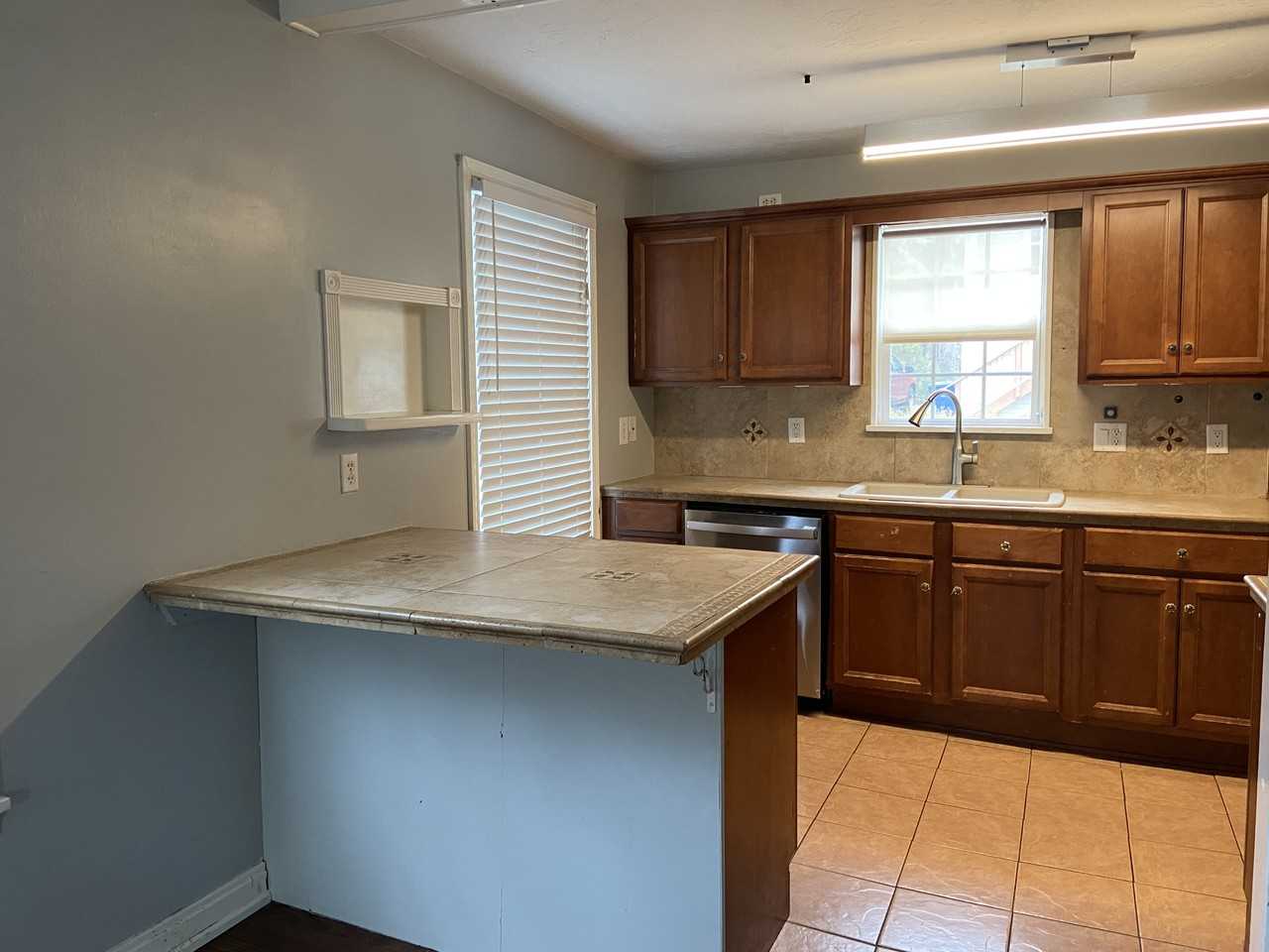 915 W 47th St #1 - Photo 7 of 30