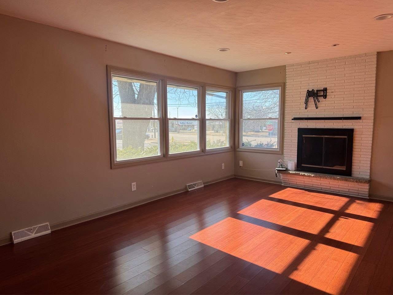 1208 Toft St #1 - Photo 4 of 17