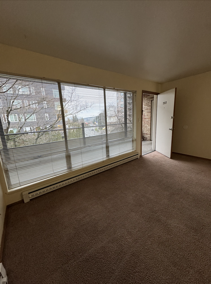 4120 11th Ave Ne #202 - Photo 4 of 21