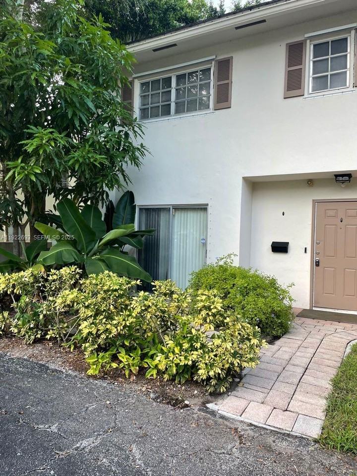 3141 North Palm Aire Drive - Photo 2 of 10