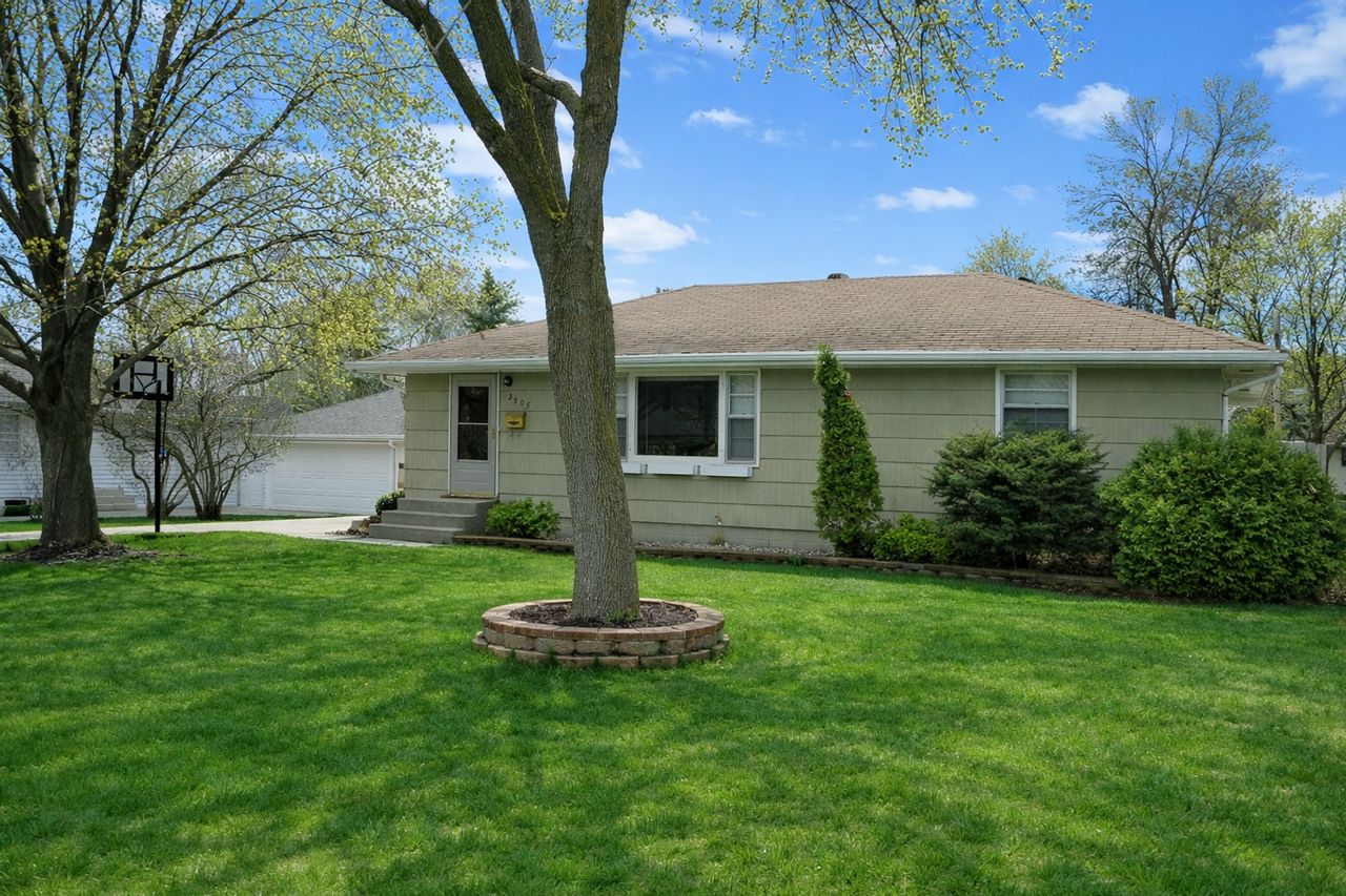 2905 32nd Ave Ne - Photo 2 of 16