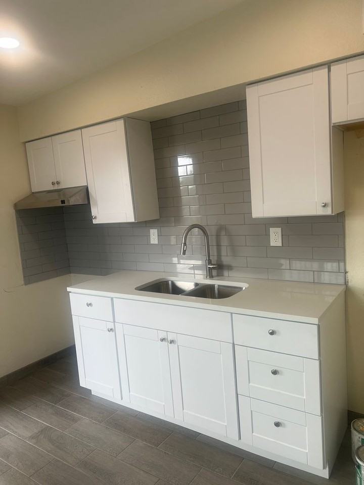 838 E 34th St #2 - Photo 4 of 10