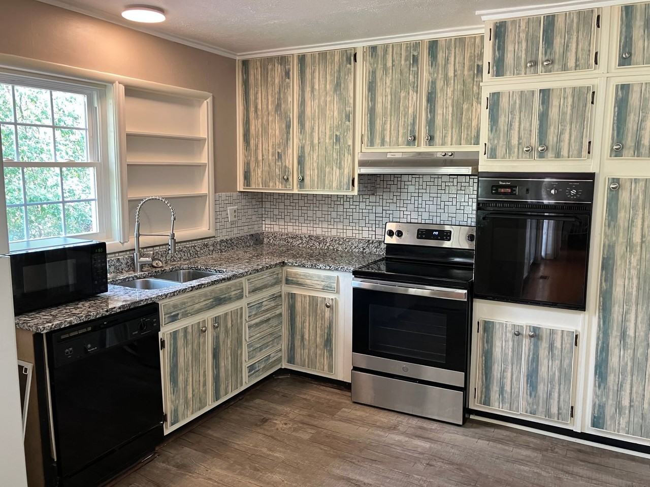 303 Sun Valley Dr - Photo 3 of 12