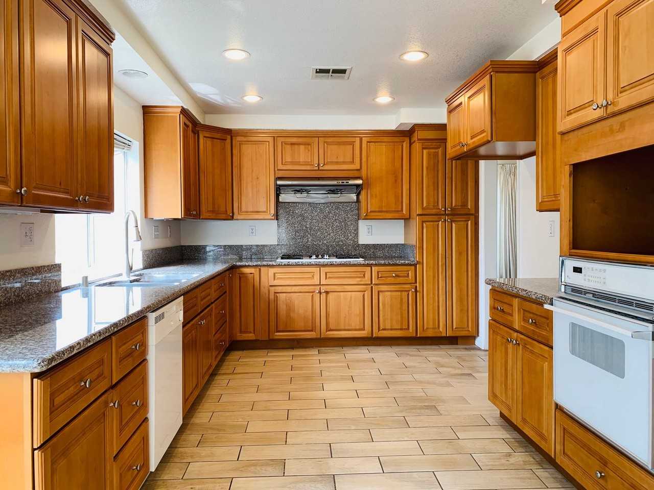 623 Columbus St - Photo 4 of 23