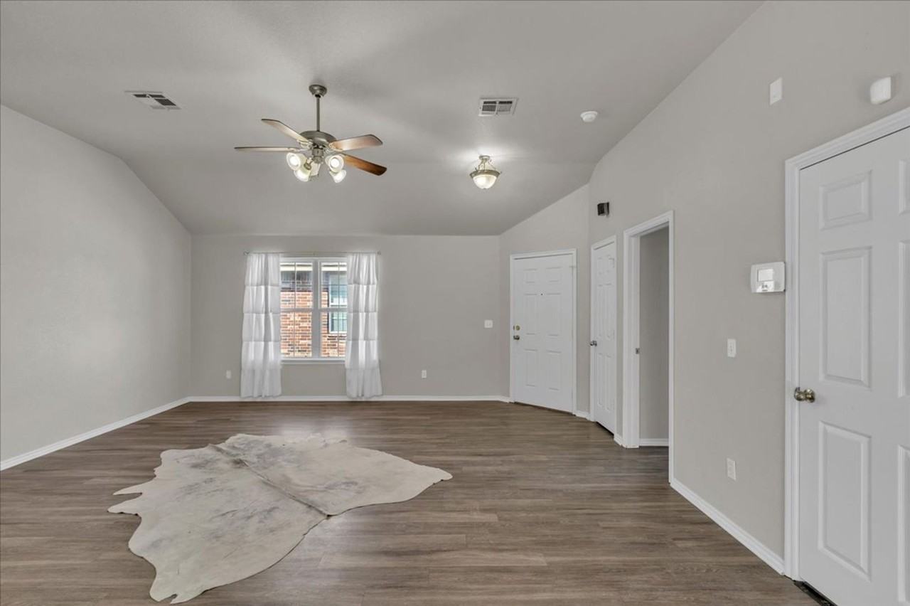 409 Apache Gate Dr - Photo 2 of 14