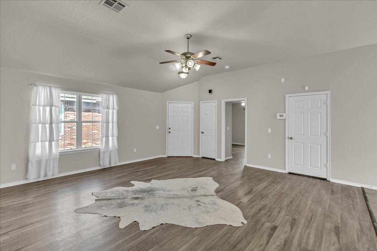 409 Apache Gate Dr - Photo 3 of 14