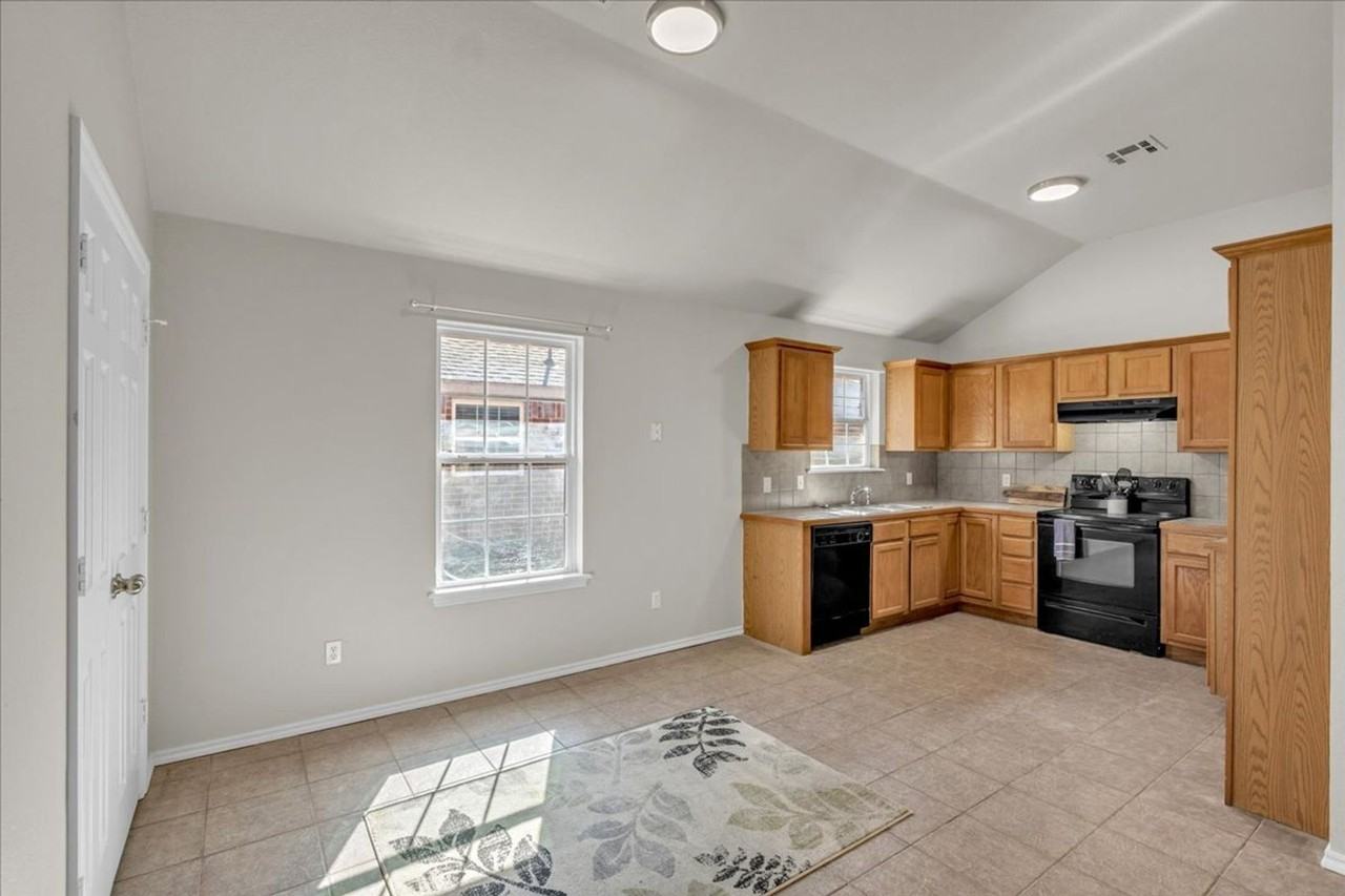 409 Apache Gate Dr - Photo 4 of 14